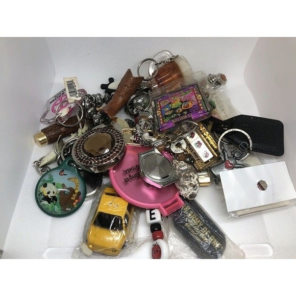 Lot of VINTAGE & COLLECTIBLE KEYCHAINS - 2.0 lbs - Travel~Advertising~more - Picture 3 of 4